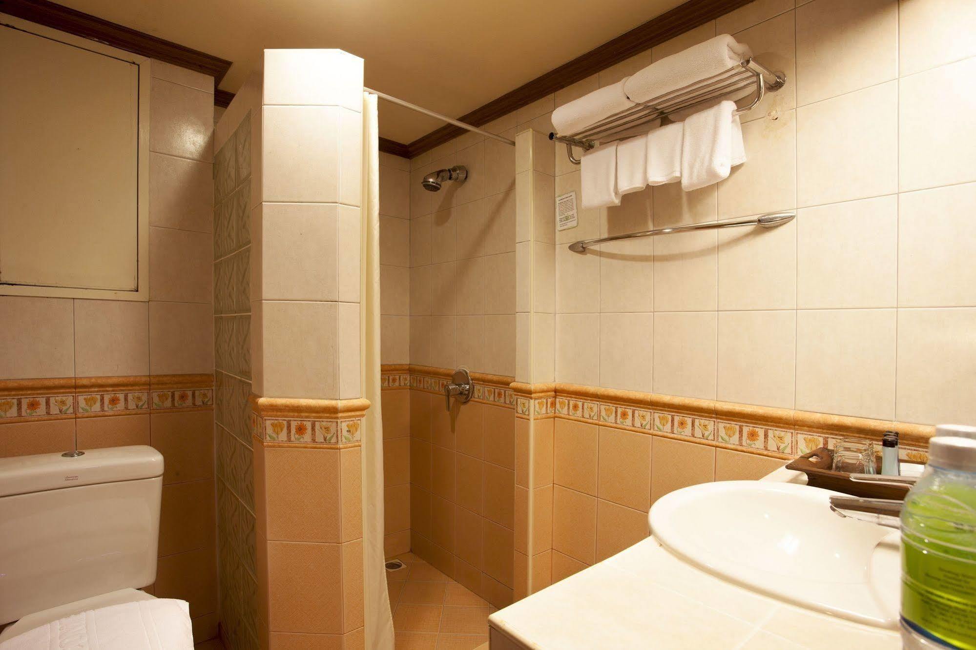 Safari Beach Hotel Patong Exterior foto
