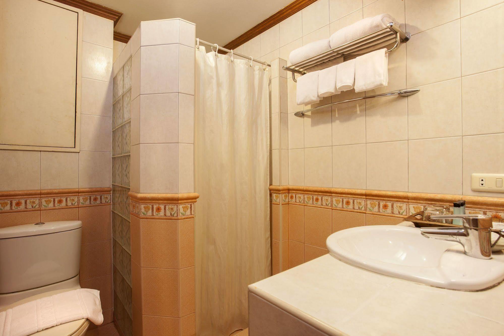 Safari Beach Hotel Patong Exterior foto