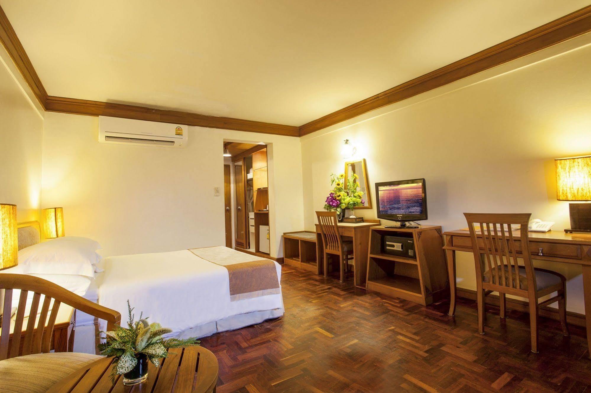 Safari Beach Hotel Patong Exterior foto